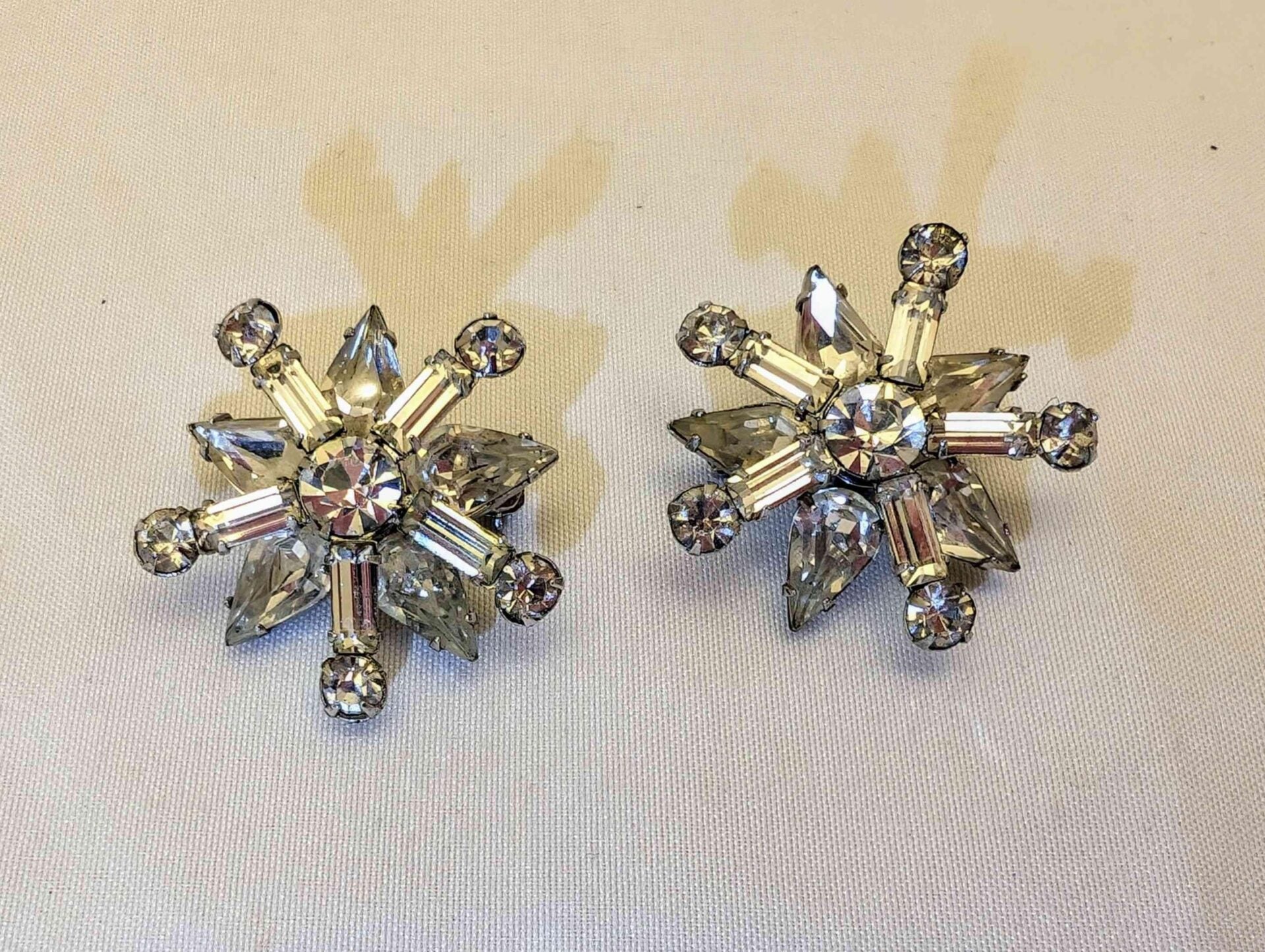 1950s Snowflake Starburst Rhinestone Brooch -  Unmarked MCM Costume Jewelry image 5